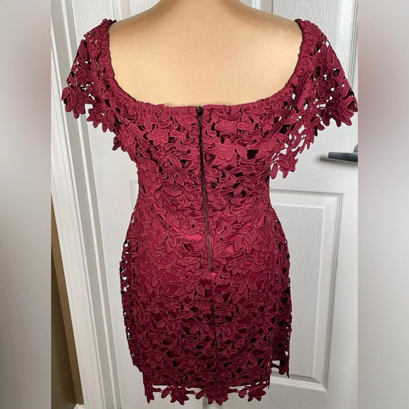 Guess Enna Lace Off-The-Shoulder Dress (burgundy color) NWT Medium - Picture 9 of 9